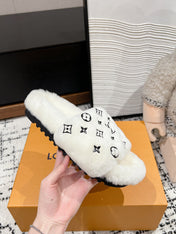 SLIPPER IN WHITE WOOL WITH BLACK LOGO