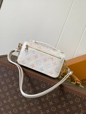 LV 25S EAST WEST POCHETTE MÉTIS BAG 21 IN BEIGE DREAM EMBOSSED TEXTURED CALFSKIN