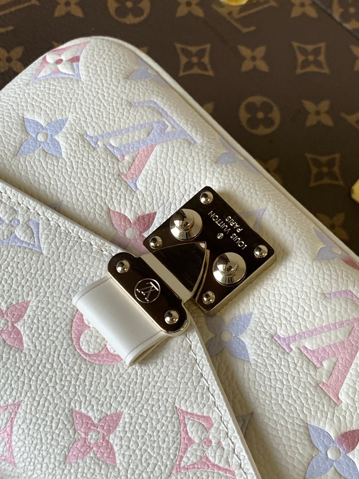 LV 25S EAST WEST POCHETTE MÉTIS BAG 21 IN BEIGE DREAM EMBOSSED TEXTURED CALFSKIN