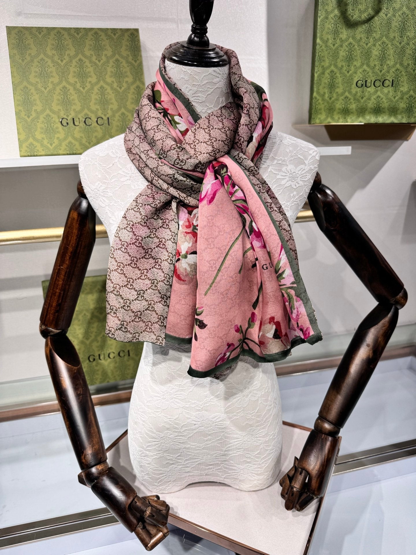 GUCCI 25S SCARF 180 IN SILK 737208