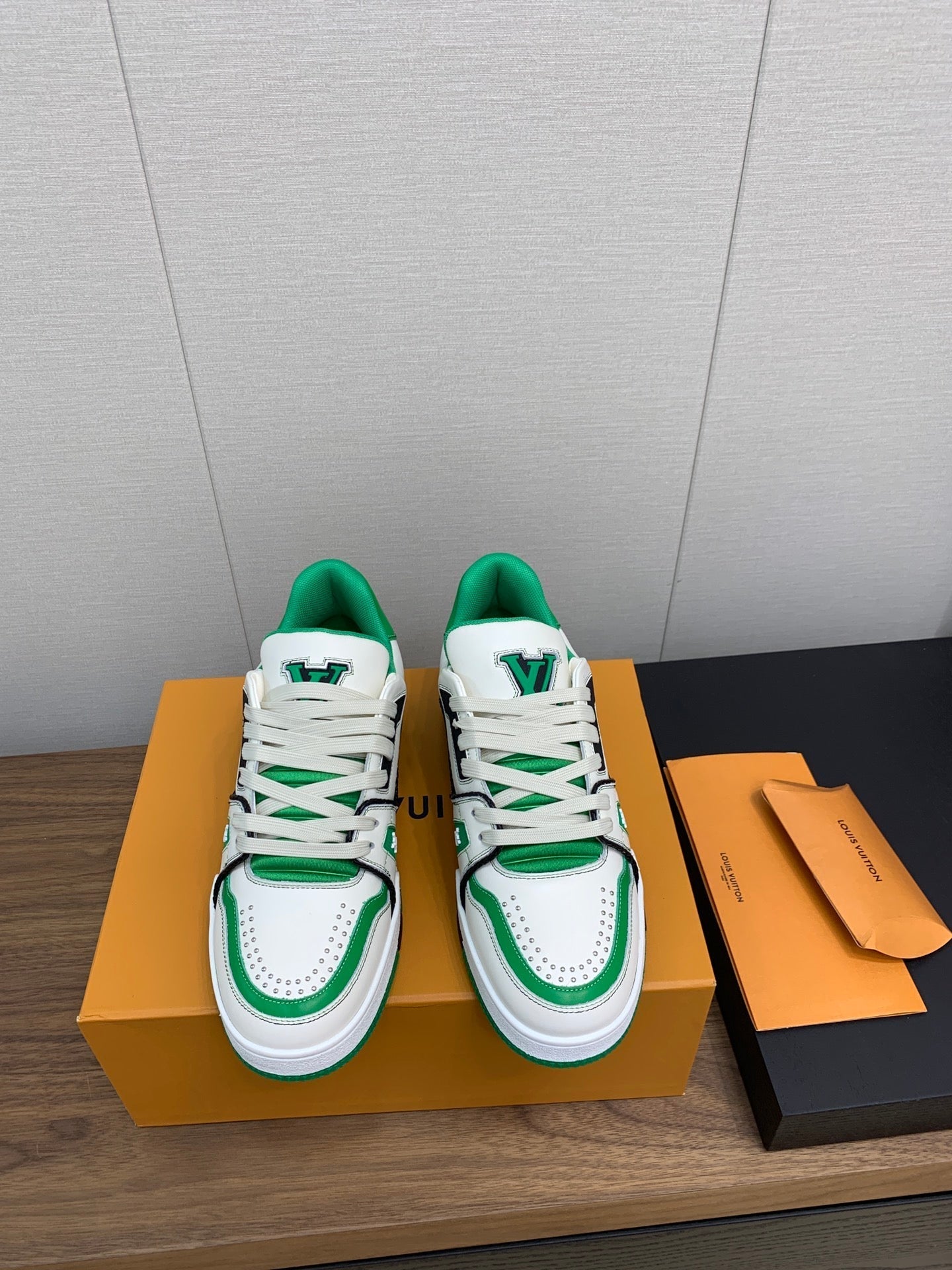 LV WOMEN'S TRAINER IN WHITE MIX GREEN CALFSKIN
