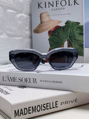 LOGO CAT EYE SUNGLASSES 513006 IN BLACK AND GREY CLEAR ACETATE WAVY FRAME