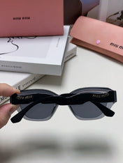 LOGO CAT EYE SUNGLASSES 513006 IN BLACK AND GREY CLEAR ACETATE WAVY FRAME