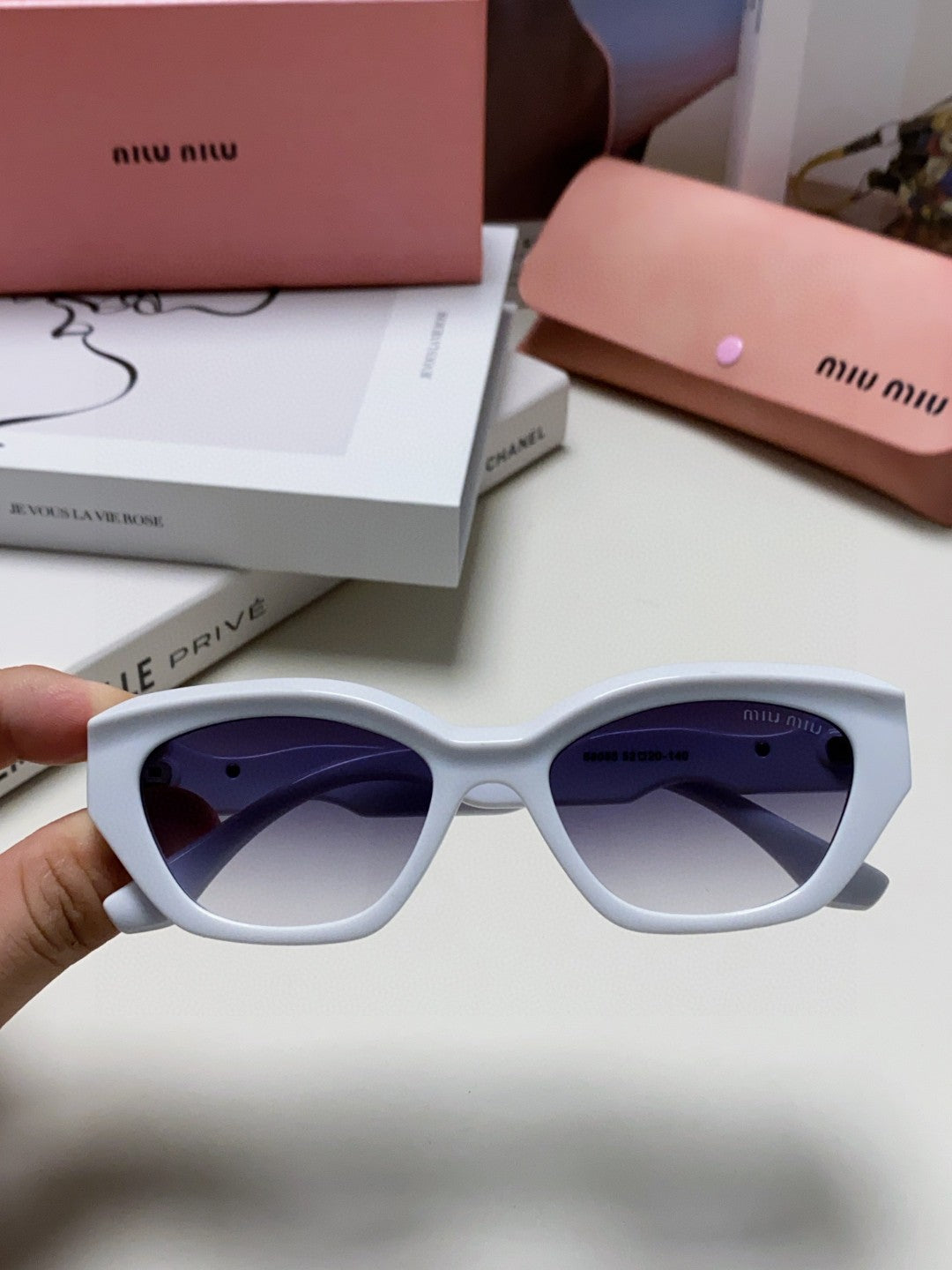 LOGO CAT EYE SUNGLASSES 513007 IN WHITE ACETATE WAVY FRAME