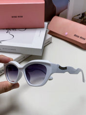 LOGO CAT EYE SUNGLASSES 513007 IN WHITE ACETATE WAVY FRAME