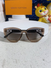 CAT EYE SUNGLASSES 567468 IN BROWN CLEAR ACETATE