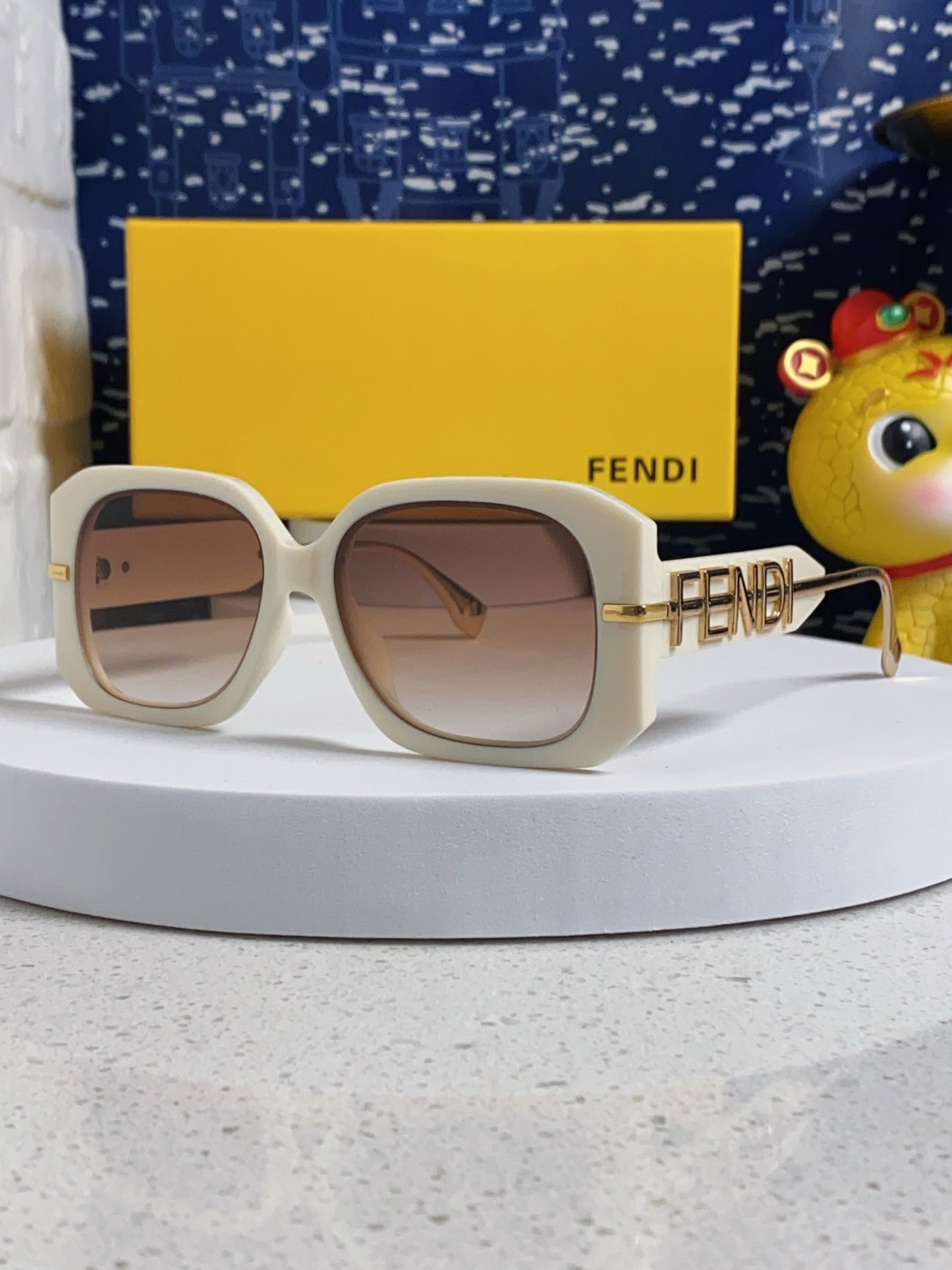 OVERSIZES FF DIAMONDS SQUARE SUNGLASSES 551639 IN ACETATE