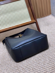 LE 5 À 7 LARGE SUPPLE BAG 31 IN NAVY BLUE CALFSKIN