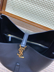 LE 5 À 7 LARGE SUPPLE BAG 31 IN NAVY BLUE CALFSKIN