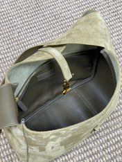 LE 5 À 7 SUPPLE BAG 31 IN KHAKI BROWN SUEDE