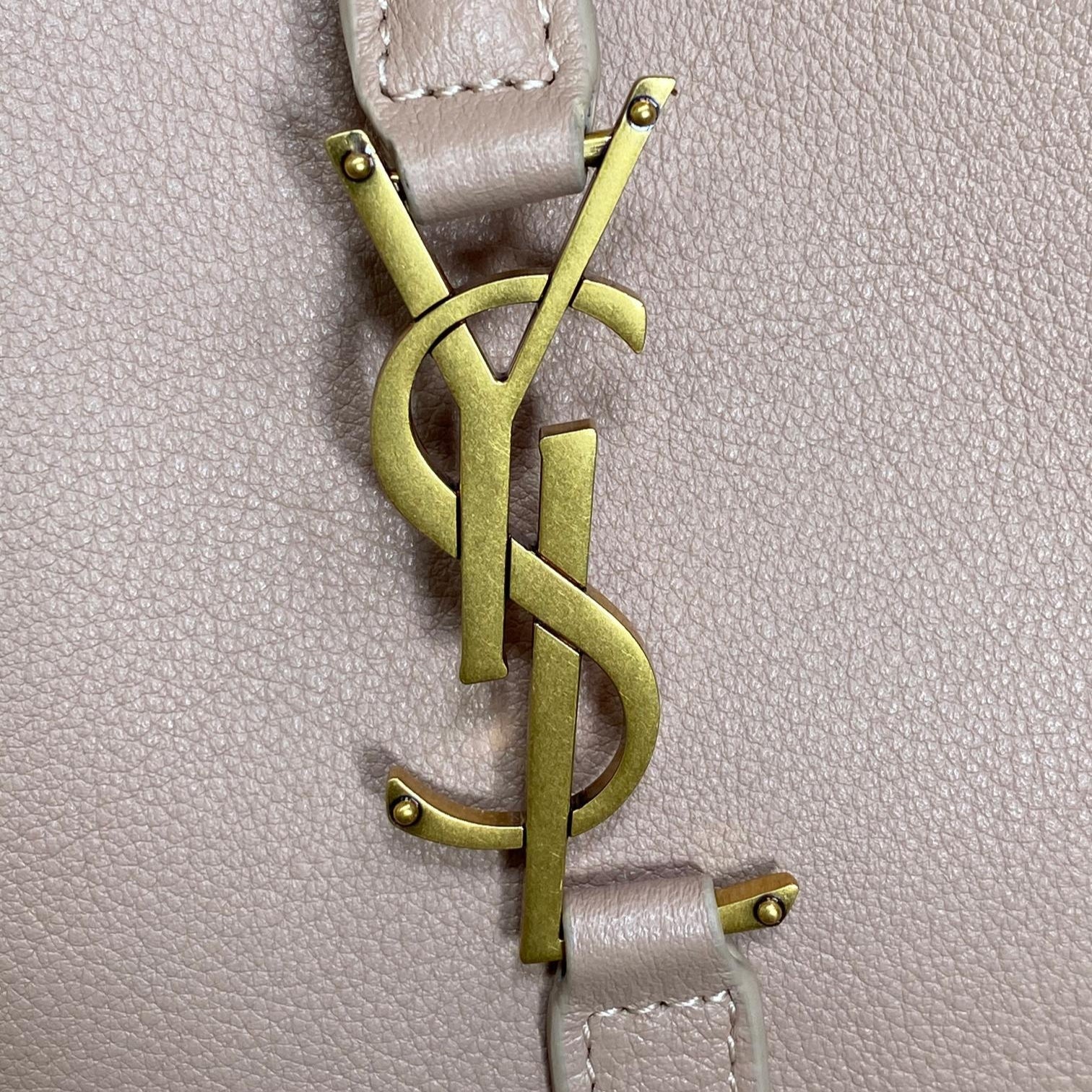 LE 5 À 7 SMALL SUPPLE 22 IN BABBY PINK CALFSKIN GOLD BUCKLE