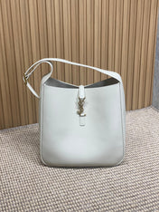 LE 5 À 7 LARGE SUPPLE BAG 31 IN WHITE CALFSKIN