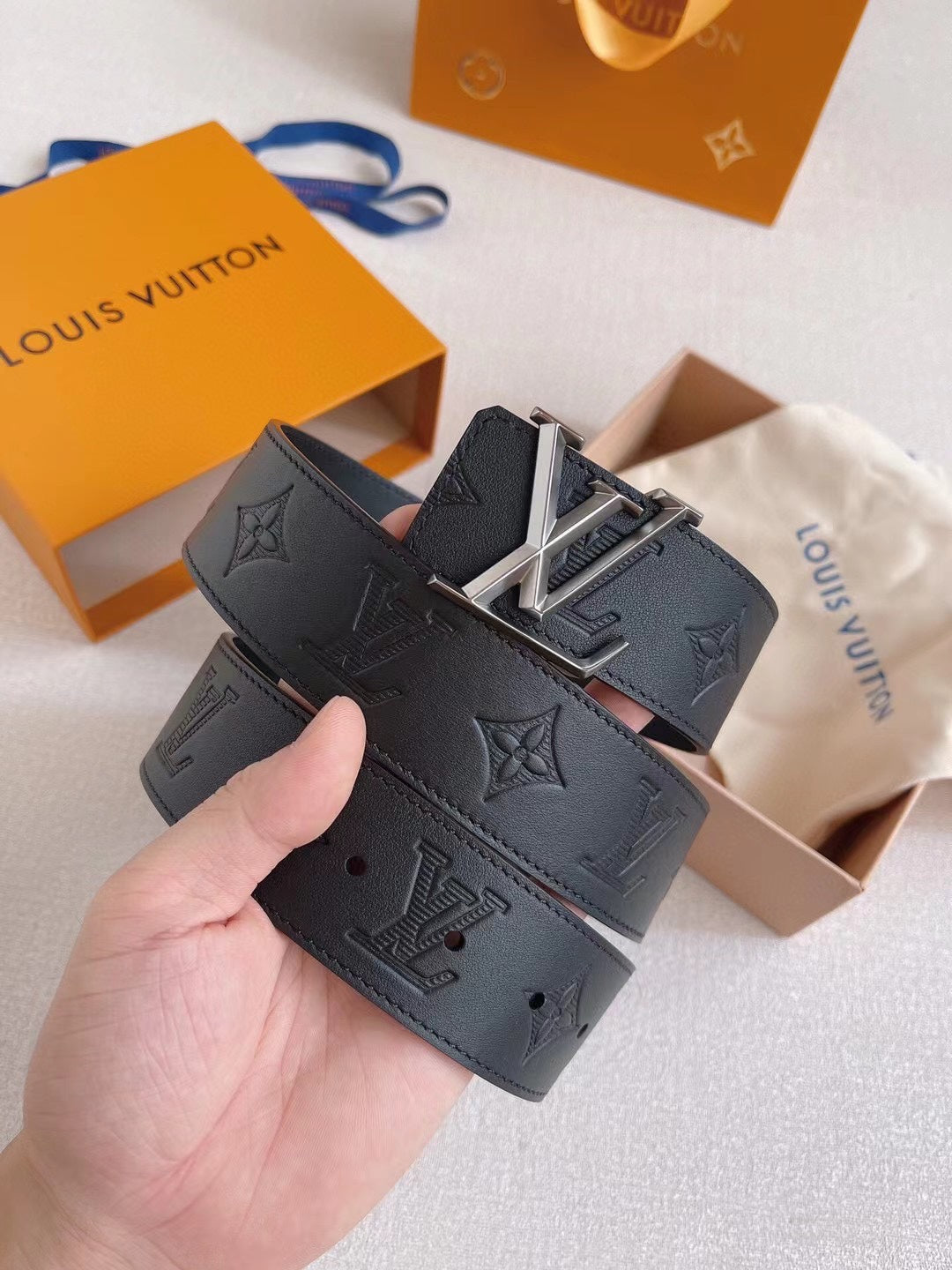 LV 25S BELT 40 MM IN BLACK CALFSKIN 593215