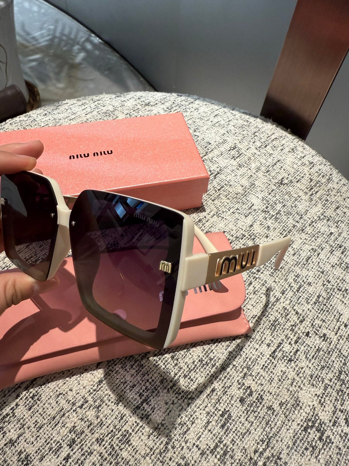 LOGO SQUARE SUNGLASSES 512015 IN WHITE ACETATE