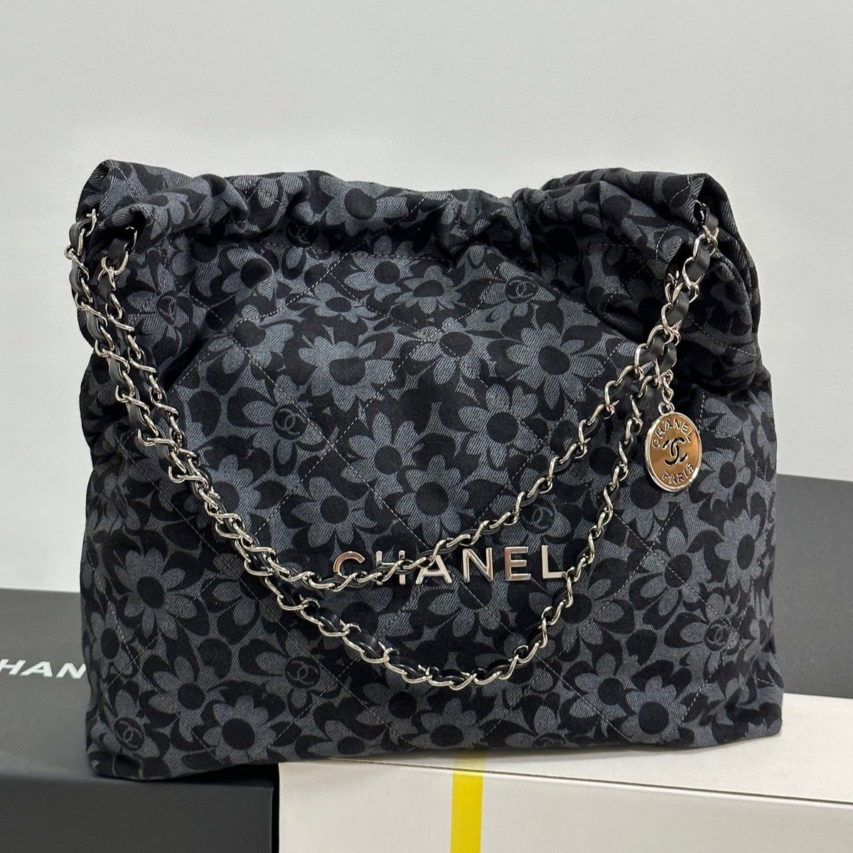 LARGE DRAWSTRING FLORAL PRINT SHOULDER BAG 39 IN BLACK MIX GREY DENIM
