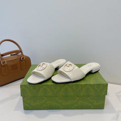 SLIDE SANDALS IN WHITE GLOSSY SHEEPSKIN ENAMELLED ROUND INTERLOCKING G