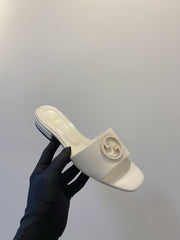 SLIDE SANDALS IN WHITE GLOSSY SHEEPSKIN ENAMELLED ROUND INTERLOCKING G