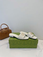 SLIDE SANDALS IN WHITE GLOSSY SHEEPSKIN ENAMELLED ROUND INTERLOCKING G
