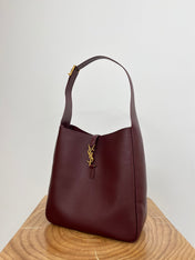 LE 5 À 7 LARGE SUPPLE 31 IN WINE RED GRAINED CALFSKIN