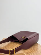 LE 5 À 7 LARGE SUPPLE 31 IN WINE RED GRAINED CALFSKIN