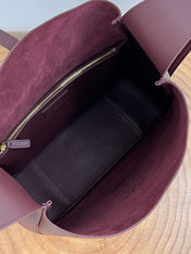 LE 5 À 7 LARGE SUPPLE 31 IN WINE RED GRAINED CALFSKIN