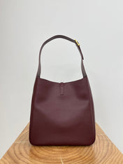 LE 5 À 7 LARGE SUPPLE 31 IN WINE RED GRAINED CALFSKIN