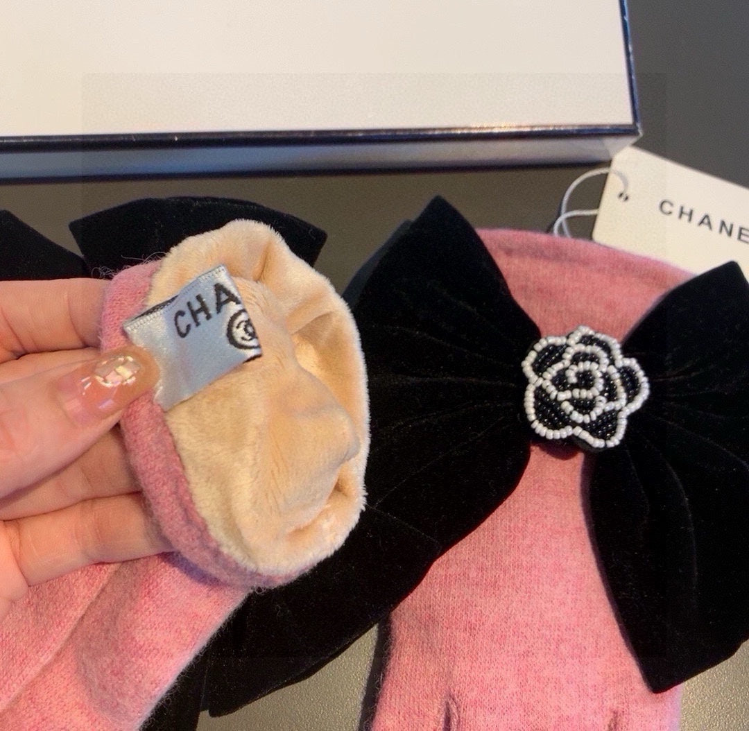 GLOVES IN FLAMINGO PINK WOOL WITH LARGE BLACK BOW 464995