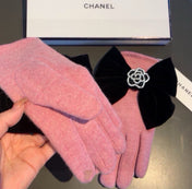 GLOVES IN FLAMINGO PINK WOOL WITH LARGE BLACK BOW 464995