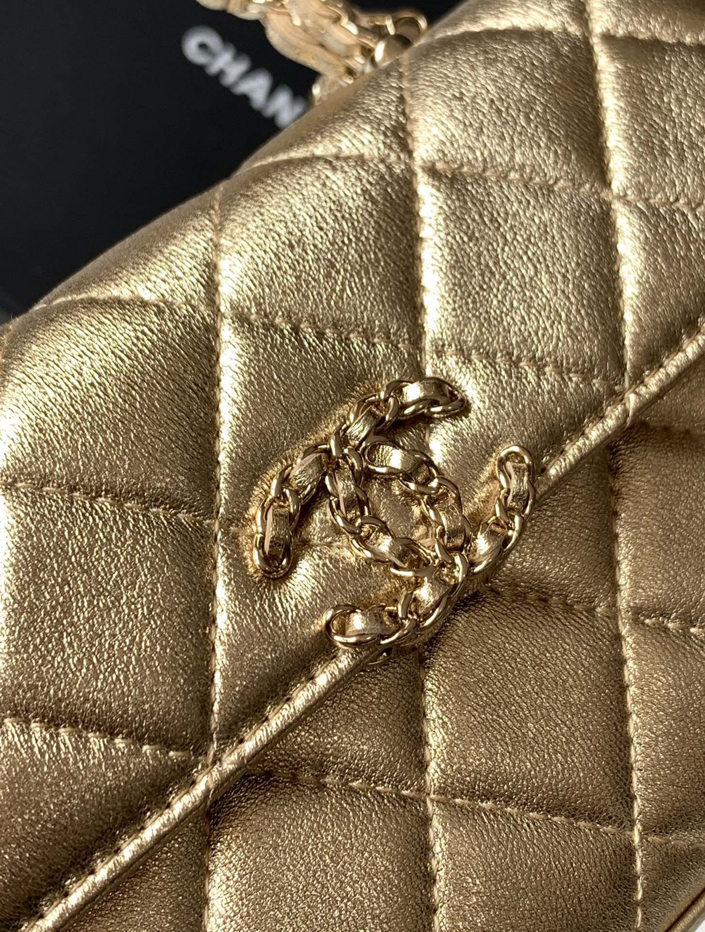 CHANEL 25S KELLY BAG 18 IN GOLD METALLIC LAMBSKIN WITH GOLD HARDWARE