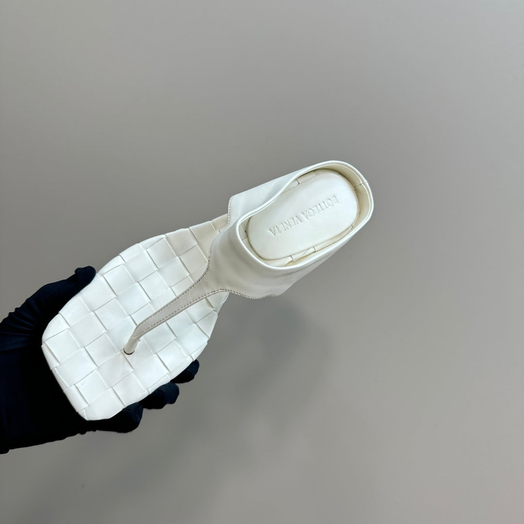 MARELLA THONG IN WHITE CREAM LEATHER WITH SIGNATURE INTRECCIATO INSOLE 55 MM