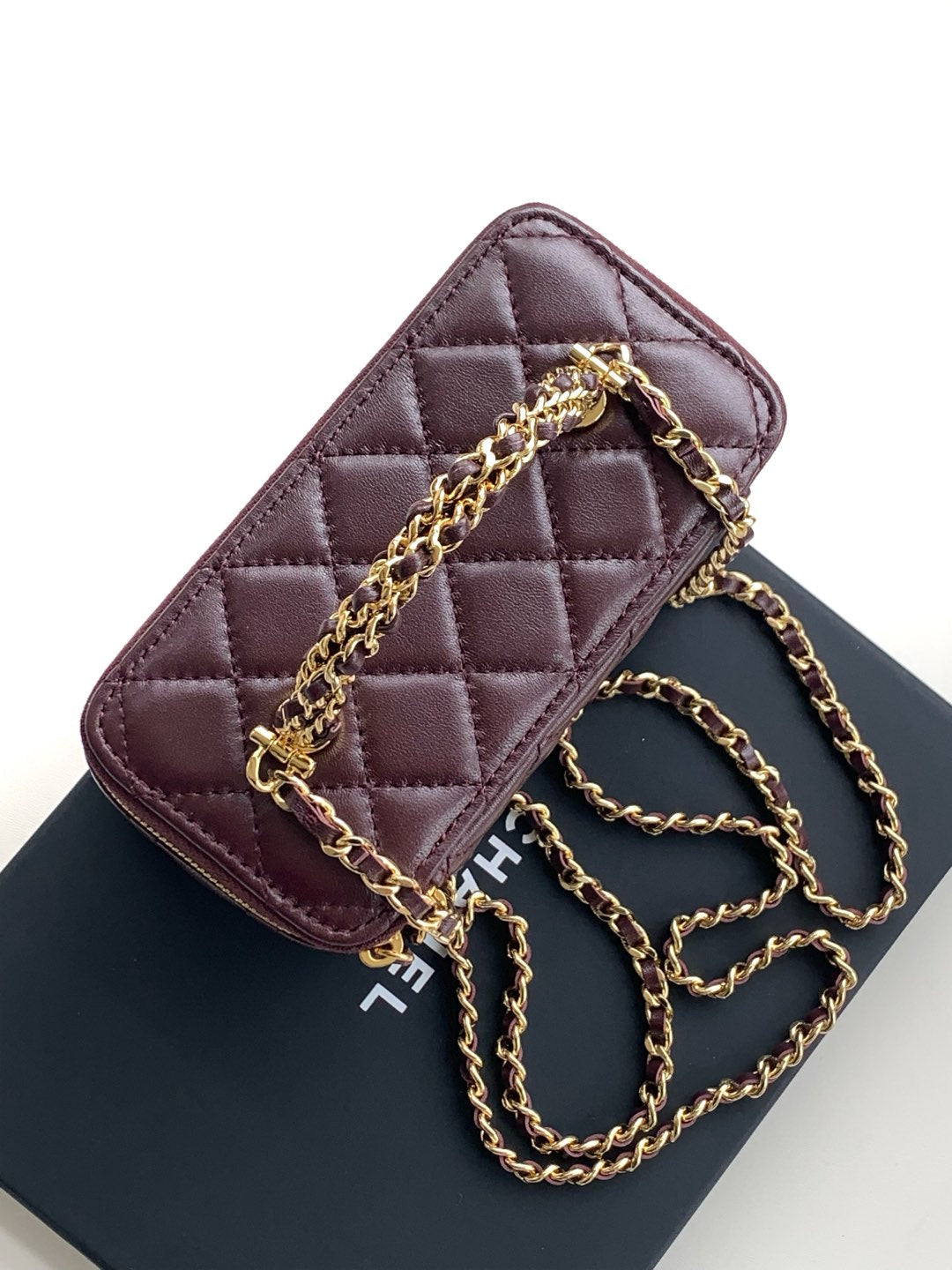 SMALL VANITY CASE WITH HANDLE 17 IN WINE RED LAMBSKIN GOLD HARDWARE