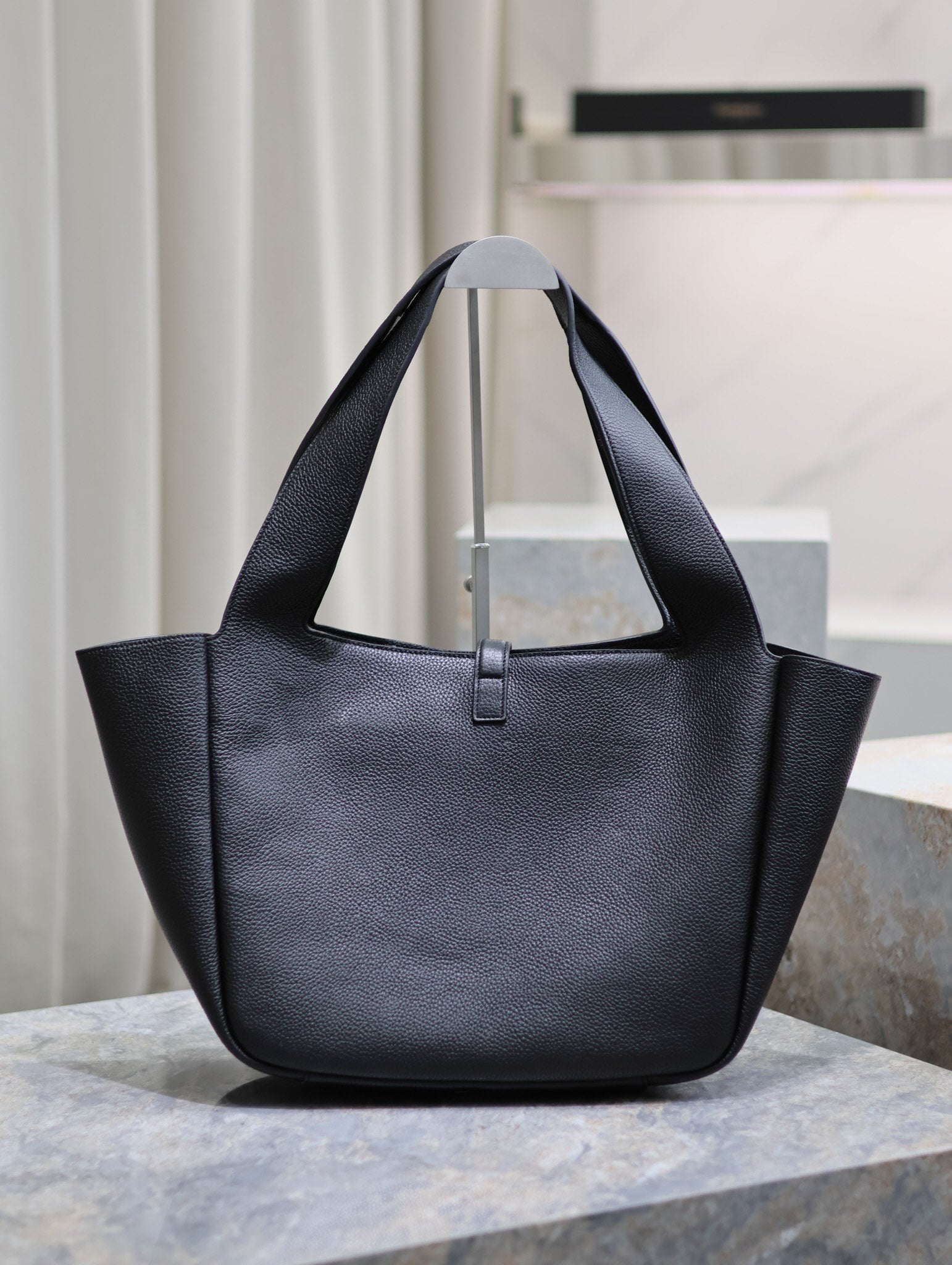 LE 5 À 7 BEA TOTE BAG 50 IN BLACK LAMBSKIN GOLD LOGO