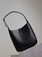 LE 5 À 7 SUPPLE BAG 23 IN BLACK CALFSKIN SILVER BUCKLE