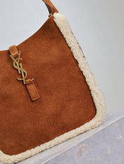 LE 5 À 7 SMALL SUPPLE 23 IN AMBER ORANGE SUEDE AND WHITE LAMB FUR TRIM