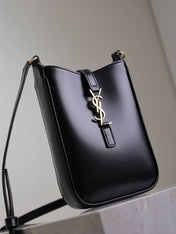 LE 5 À 7 PHONE BAG 18 IN BLACK CALFSKIN