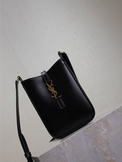 LE 5 À 7 PHONE BAG 18 IN BLACK CALFSKIN