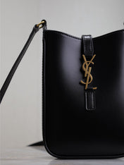 LE 5 À 7 PHONE BAG 18 IN BLACK CALFSKIN