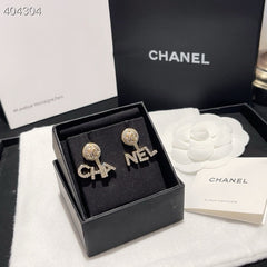 LETTERS CRYSTALS EARRINGS IN METAL GOLD WITH PEARLS