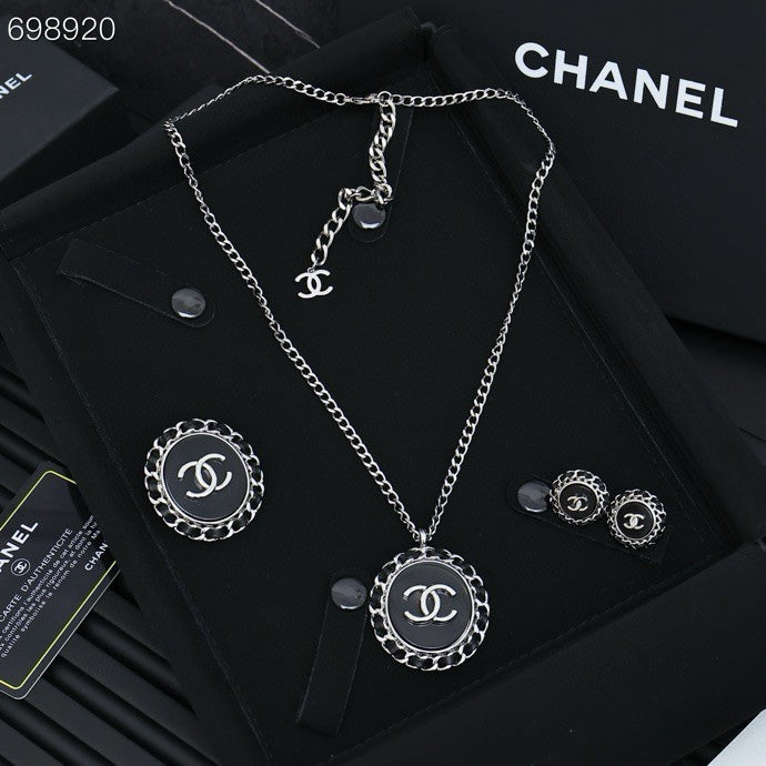 25P OVAL NECKLACE IN BLUE DENIM BLACK LEATHER-THREADED CHAIN